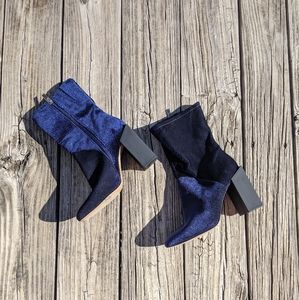 ✨HALSTON Blue and Black Color Blocked Booties🌠